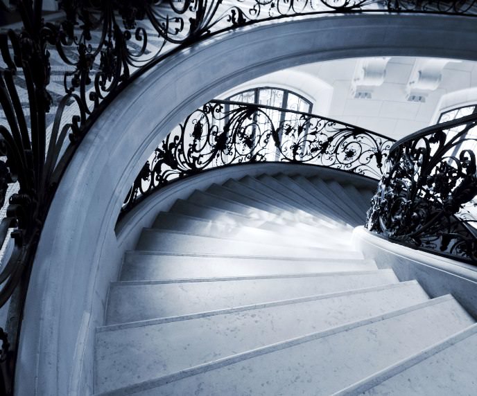 Мраморные ступени используются во многих загородных домах и являются не только декоративным предметом, но и функциональным изделием