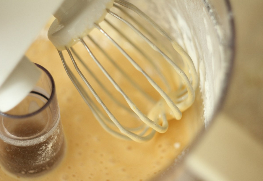 Взбивайте, пока смесь не приобретёт консистенцию сметаны