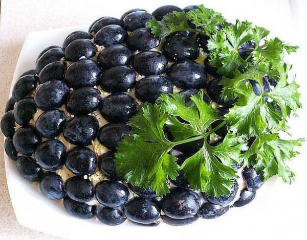 Салат «Гроздь винограда» – пикантная, нежная, вкусная и питательная дамская закуска