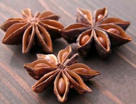 Звездчатый анис – бадьян. Отличается от обыкновенного по вкусу и виду