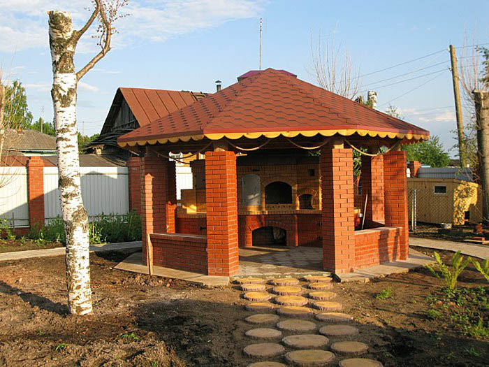 Садовая беседка с барбекю на даче