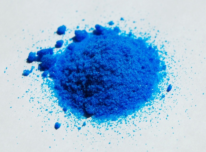Медный купорос – водорастворимое порошкообразное кристаллическое вещество характерного сине-голубого окрашивания