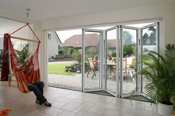 Складывающиеся рамы-гармошки отличаются наличием механизма, соединяющего створки, что позволяет поставить их стопкой, максимально близко друг к другу