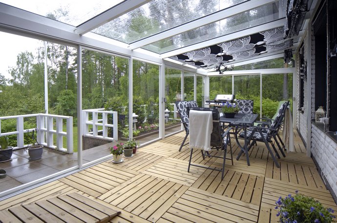 Панорамный эффект позволяет насладиться окружающим ландшафтом в полной мере, благодаря наличию не только прозрачных стен, но и стеклянного потолка