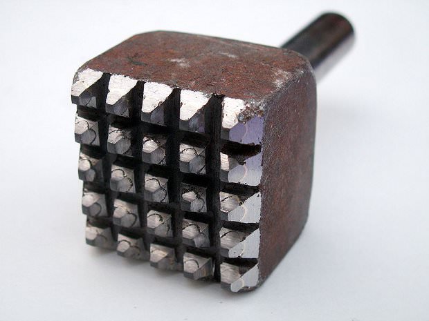 Бучарда является специальным ручным инструментом в виде небольшого стального молотка, который имеет зубчатую рабочую поверхность