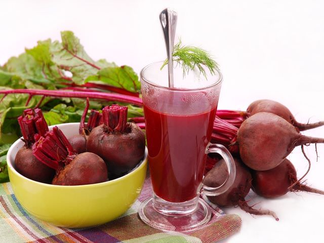 Свекольный сок часто применяется при лечении простуды даже у маленьких детей, беременных и кормящих женщин