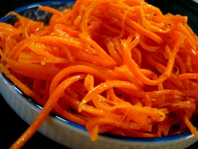 Готовится морковь по-корейски очень просто