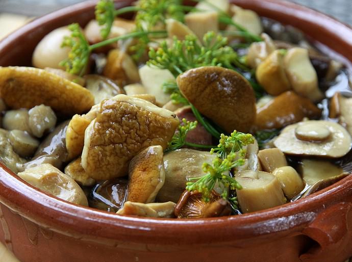 Большинство рецептов консервирования любых грибов предполагает обязательную стерилизацию