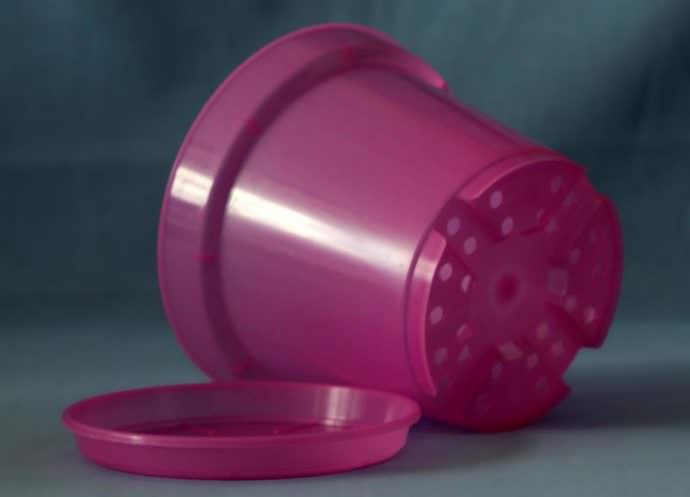 Главным отличием цветочного горшка от кашпо является наличие дренажных отверстий в первом варианте