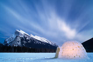 Сказочный домик из снега можно сделать на любой даче, чем и доставить немыслимое удовольствие своим детям и внукам