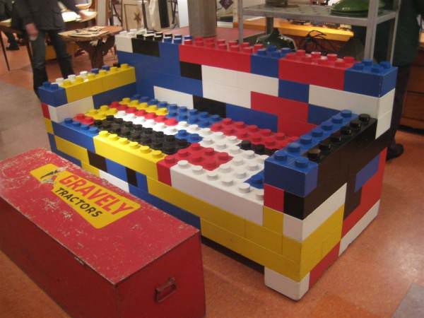 Даже диван может быть исполнен в стиле «Лего»