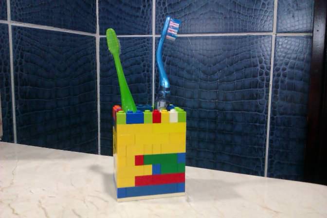 Сделать ванную комнату привлекательной позволят стаканчик для пасты и зубных щеток из «Лего»