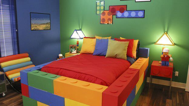 Ярко и необычно выглядит кровать, выполненная из элементов популярного конструктора