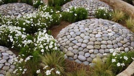 Принципиально важно для создания красивого сада, чтобы клумбы из камня и растения образовывали гармоничное сочетание