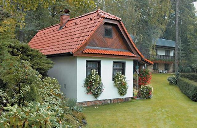 Данное сооружение является местом для приготовления пищи весной, летом и осенью, когда неохота забиваться в жаркий домик, да еще и разводить там запахи от варки и жарки