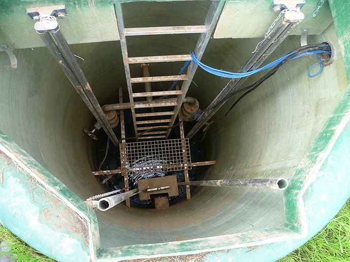 Значимость водопроводных и других лестниц для спуска в колодец обусловлена их необходимостью с целью проведения очистки при появлении засоров