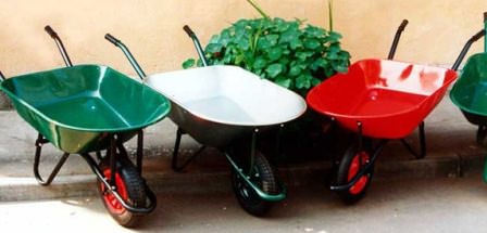 Стандартные рабочие тележки и тачки, которые помогут в садоводстве и строительстве