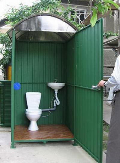 Уличные туалеты для дачи могут быть сооружены и из металла