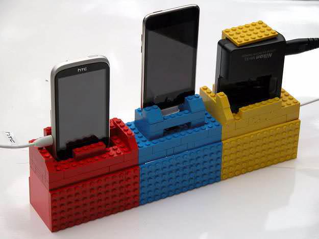 Использовать детальки конструктора «Лего» можно для создания подставки для мобильного телефона