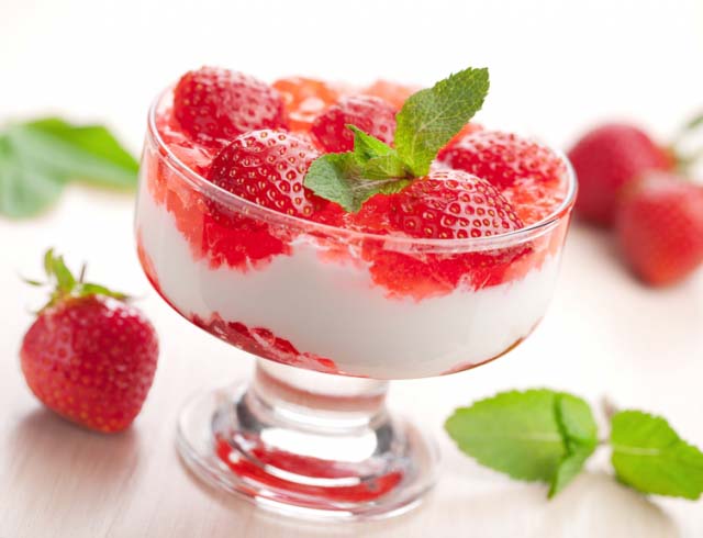 Десерты из клубники без выпечки – прекрасное дополнение к свежим ягодам