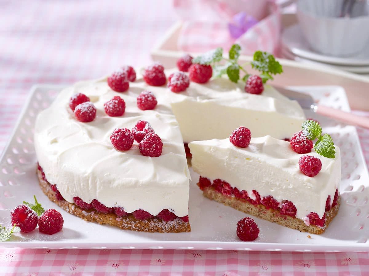 Сверху торт можно украсить ягодами малины
