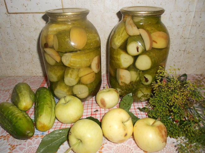 Огурцы получаются хрустящими, а яблочки мягкими и ароматными