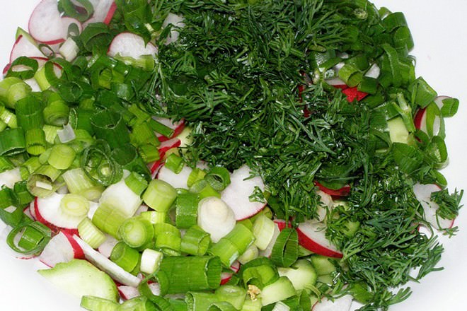 В салат можно также добавить зеленый лук