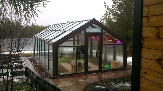 В этой популярной постройке можно выращивать овощи, фрукты, цветы, зелень