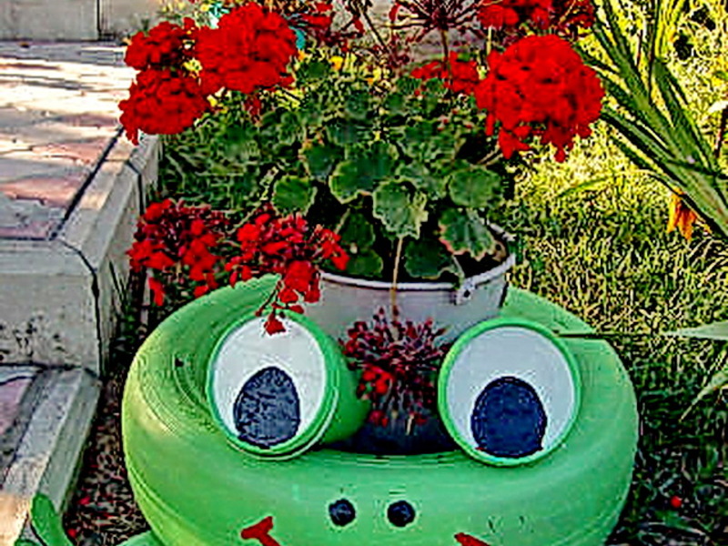 Цветники в саду из пластиковых бутылок