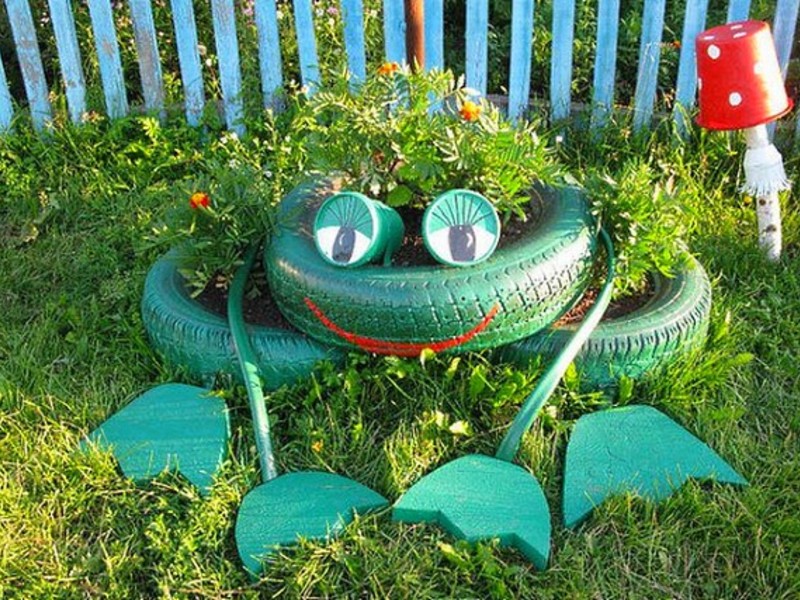 Клумба-лягушка из шин Смешная клумба из шин