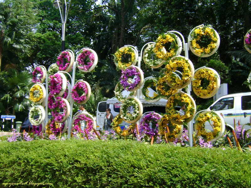 Пример вертикальной клумбы из шин Вертикальные клумбы из шин