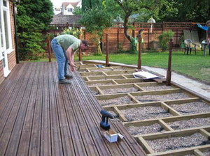 Укладка доски на веранде