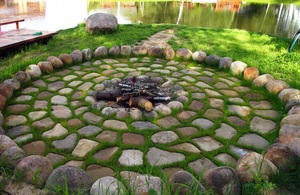 Оборудование площадки вокруг кострища Площадка вокруг кострища