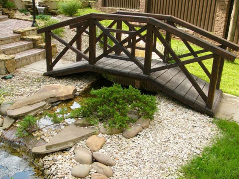 Идеи стильных садовых мостиков