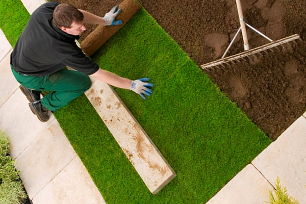 как уложить искусственный газон своими руками