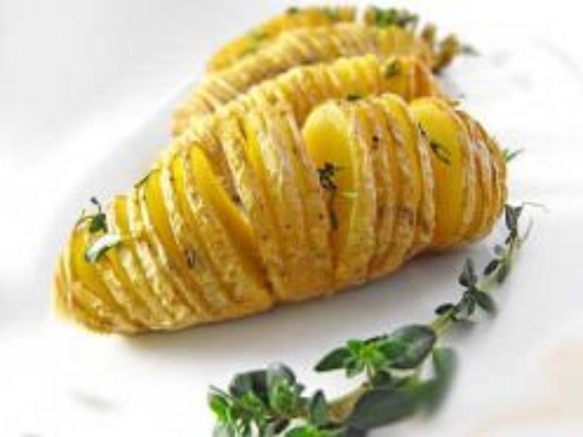 Картошка-гармошка с колбасой и сыром в духовке — рецепт с фото