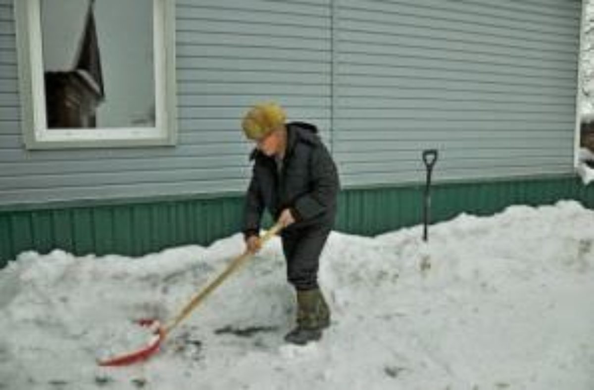 Своими руками сделали лопату для уборки снега и наледи из куска трубы — с шириной захвата в 1 метр