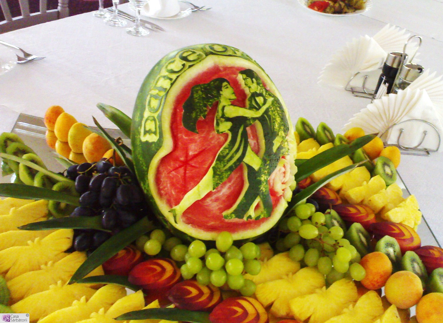 Украшение стола фруктами и овощами
