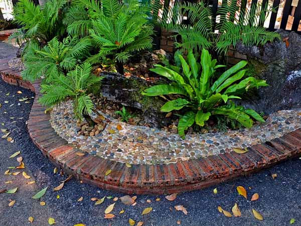 Интересные варианты изготовления декоративных ограждений для клумб