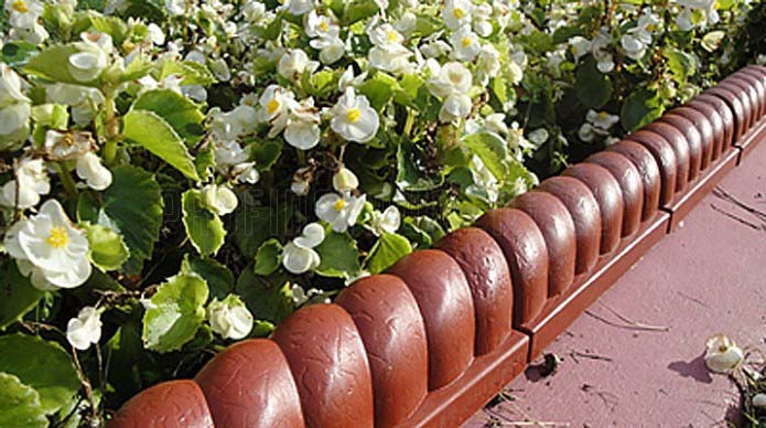 Интересные варианты изготовления декоративных ограждений для клумб