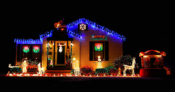 Если на участке отсутствует ель, можно украсить вместо нее светящимися гирляндами кусты или другие деревья