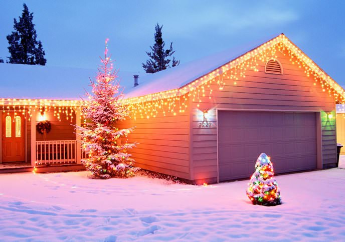 Украсить участок можно немигающими световыми гирляндами