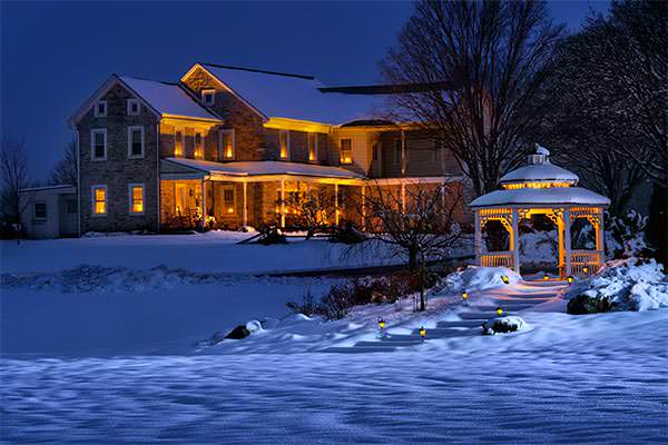 Оригинально выглядит беседка, украшенная светящимися элементами