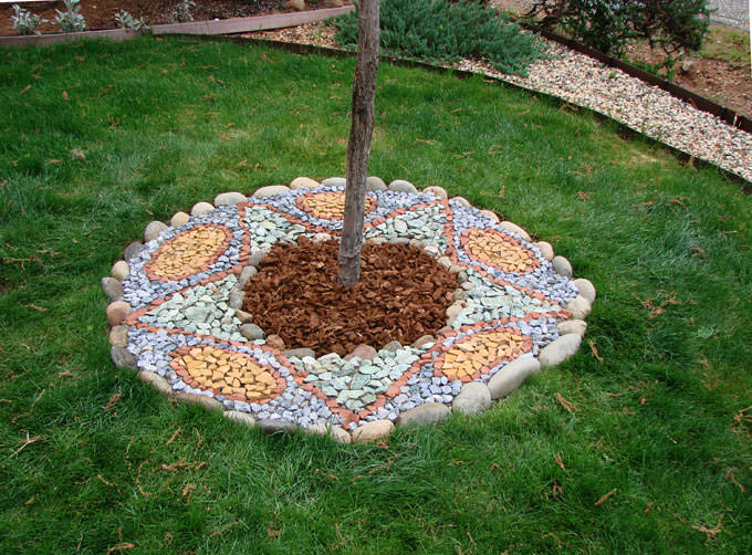 Хороший результат даёт применение декоративной гальки