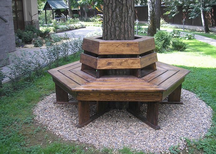 Чтобы придать садовым насаждением оригинальный и стильный внешний вид, в последнее время всё чаще используются специальные декоративные элементы