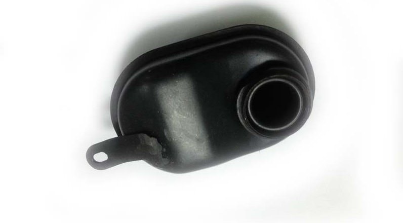 При обнаружении причины сбоя в работоспособности пилы, необходимо демонтировать глушитель и тщательно его прочистить при помощи любых моющих средств