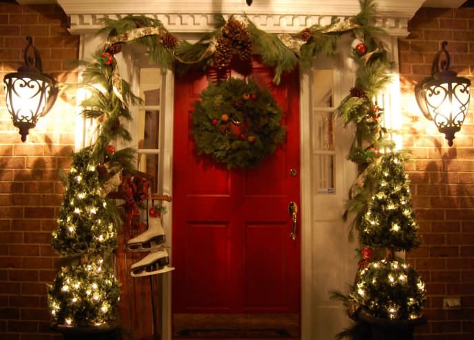 Двери и окна можно украсить венками, композициями из веток ели и сосны