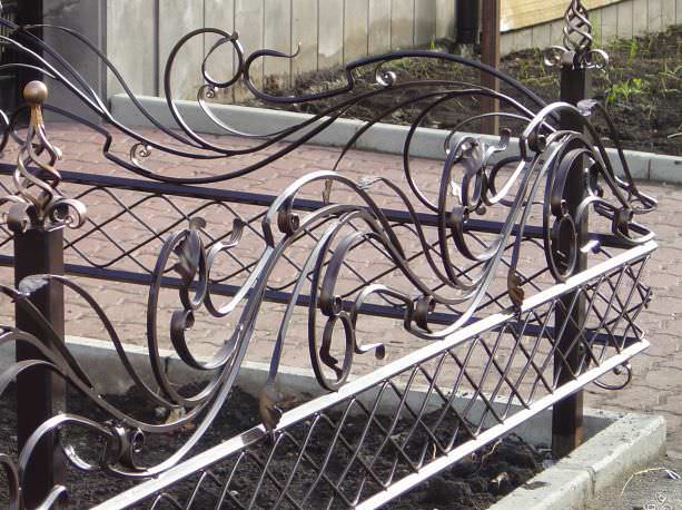 Интересные варианты изготовления декоративных ограждений для клумб