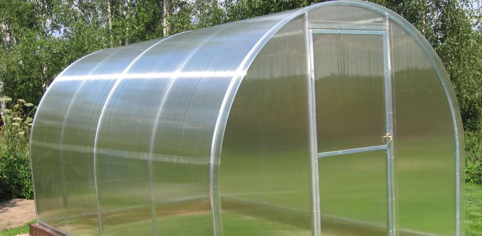 Выбираем сотовый поликарбонат для теплиц на даче