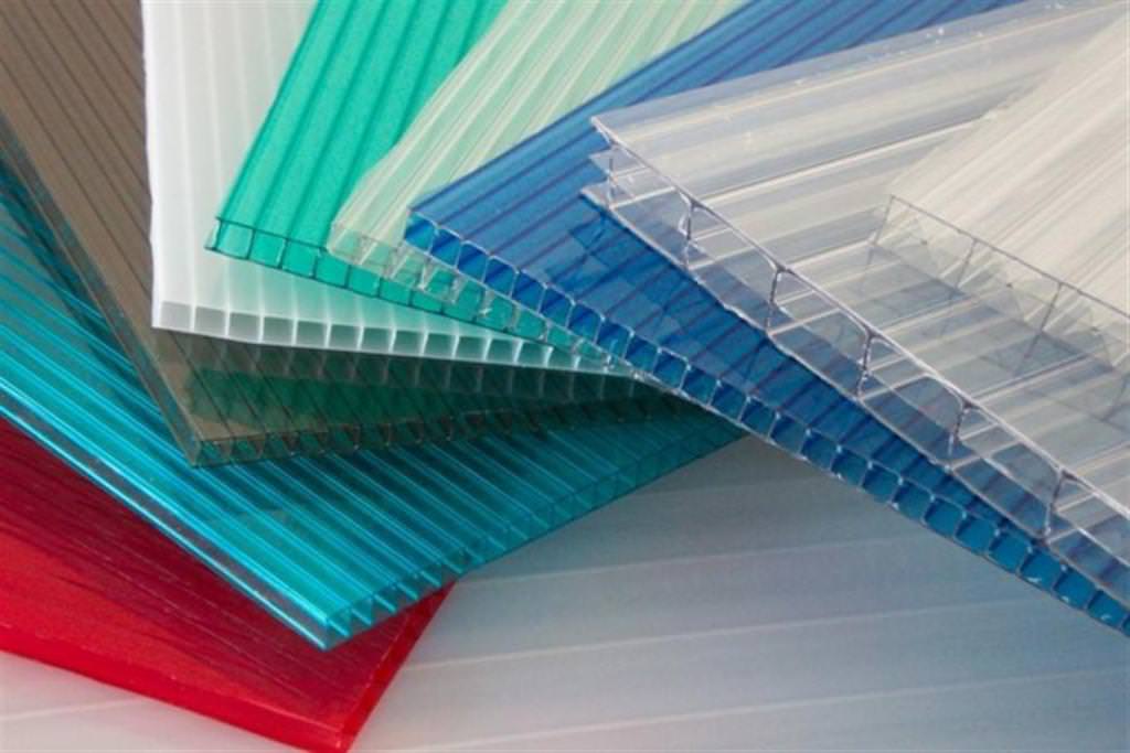 Выбираем сотовый поликарбонат для теплиц на даче